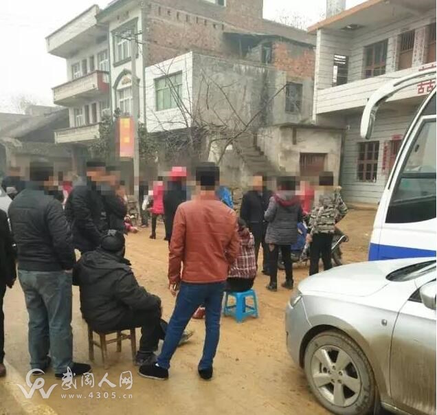 無法！只因在路上摔了跤，武岡這人就將路攔了起來