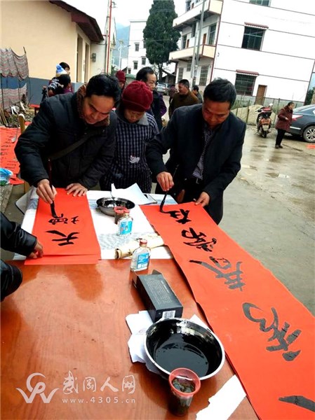 武岡市書法家協(xié)會(huì)為東洲村民義務(wù)書寫春聯(lián) 送祝福