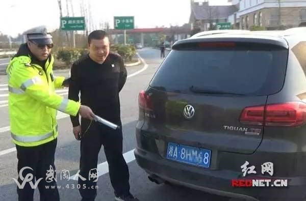 腦洞大開！武岡交警查獲一造號牌，司機居然這樣說……