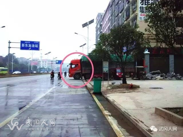 武岡這輛大貨車長期占用人行道，這路還讓不讓人走了？