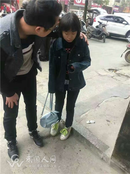 迎春亭發(fā)現(xiàn)一走失小孩，緊急尋找家屬！