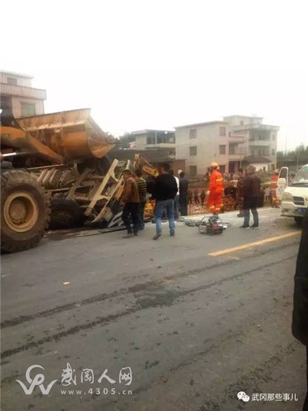 武岡泥罐車再出事，側(cè)翻后司機被死死卡在駕駛室！