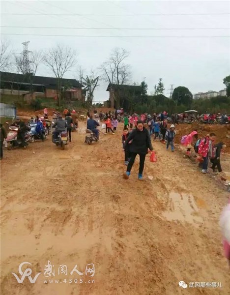 武岡這條通往學(xué)校的路成了學(xué)生家長(zhǎng)心病，到底怎么回事？