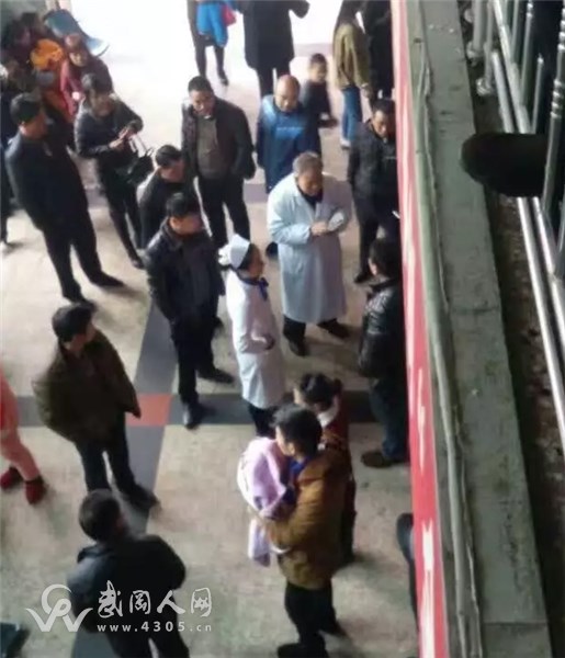 武岡男子人民醫(yī)院內(nèi)與醫(yī)生起沖突怒砸電腦,大鬧診療廳...