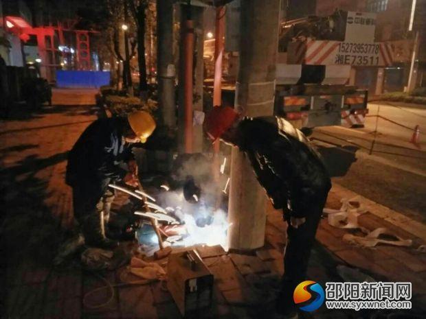 武岡電力守護(hù)者冒雨搶修暖民心