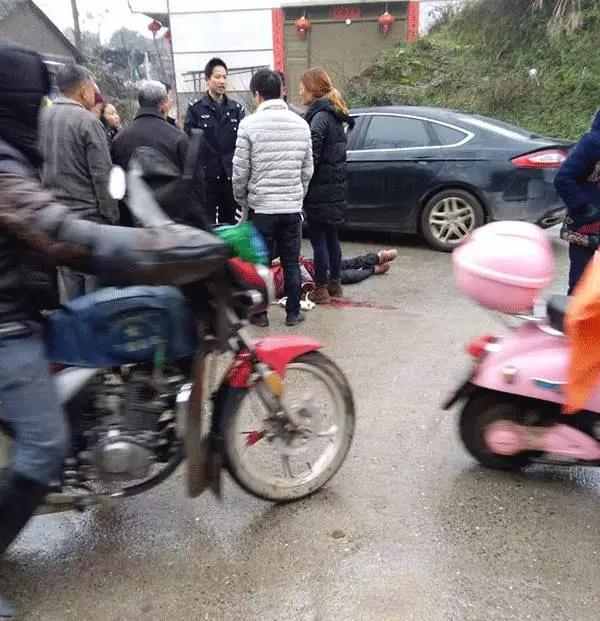武岡環(huán)球?qū)W校門口發(fā)生車禍，一老婦死亡，司機(jī)不知所蹤！