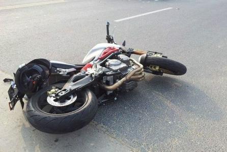 武岡一摩托車與小車相撞，司機(jī)頭破血流......