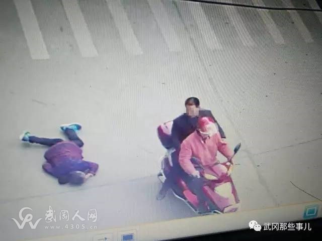 武岡一摩托車撞倒老太后逃逸，老伴苦追一百多米...