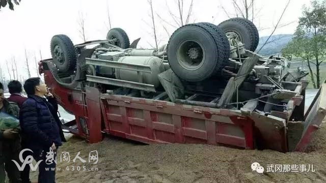 武岡大橋路口驚魂一幕，運(yùn)沙貨車翻車！