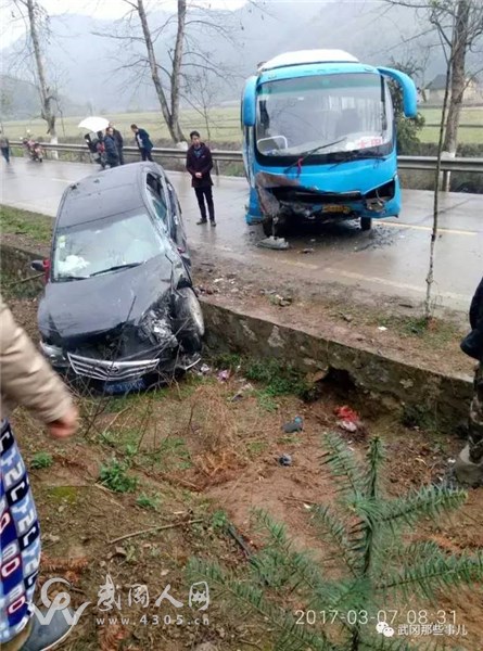 武岡連環(huán)車禍,客車被撞得掉了個(gè)頭,摩托車接近粉碎...