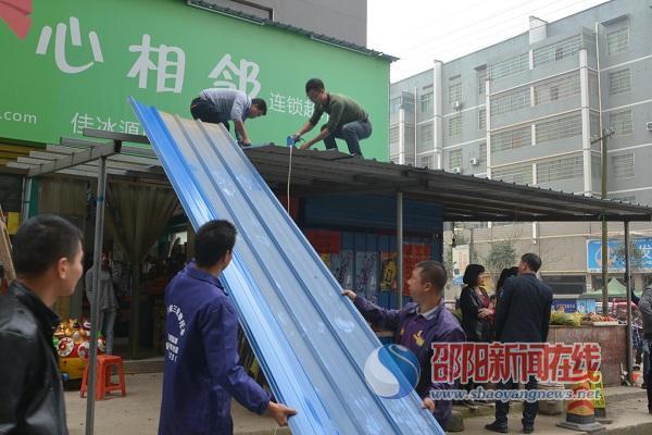 武岡市人工拆除一小區(qū)違建工棚