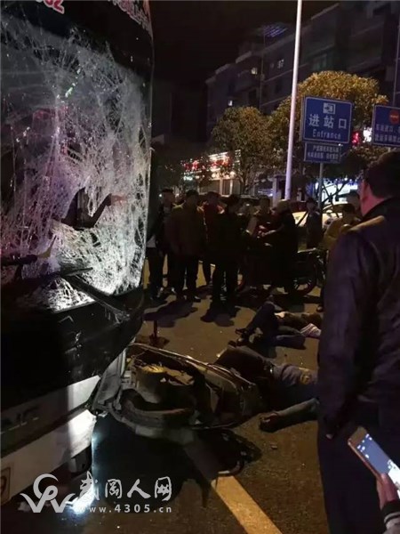 突發(fā)！武岡北站一輛摩托與大巴相撞，現(xiàn)場一地的血......