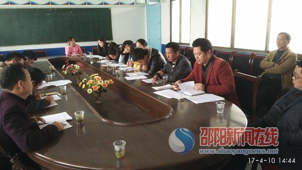武岡市秦橋鎮(zhèn)中心學(xué)校為抓好學(xué)生營養(yǎng)餐的管理召開專題會議