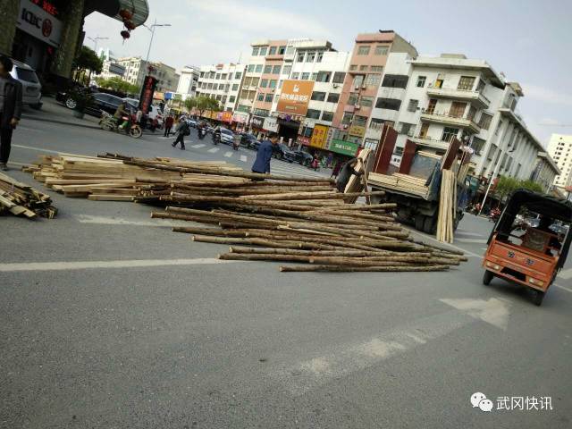 武岡這輛貨車上馬路，一車的貨都沒了，原因是......