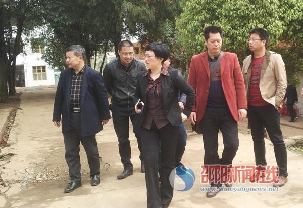 李巧云到武岡市鄉(xiāng)鎮(zhèn)中小學(xué)校督查薄改工作