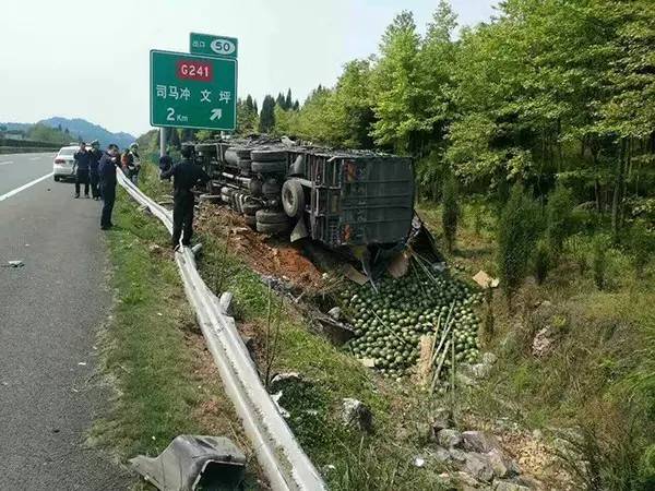 武岡一輛滿載西瓜的車翻了,結果.....