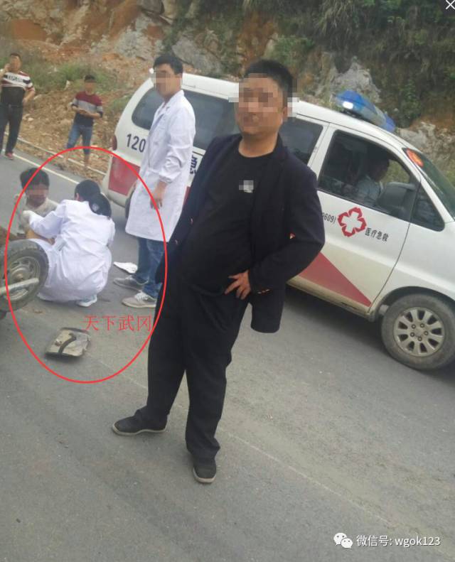 武岡一未成年人騎摩托車，結(jié)果和面包車相撞??！