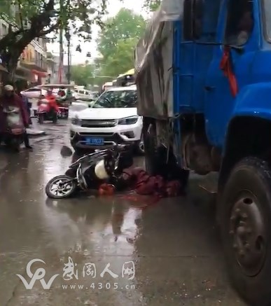 武岡二中附近發(fā)生嚴(yán)重車禍,血流滿地,一片狼藉??!