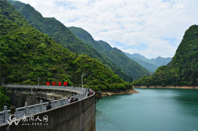 奇峰叠峦半江水