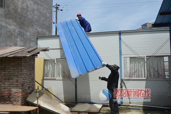 武岡市一居民自行拆除違建工棚 支持兩違整治工作