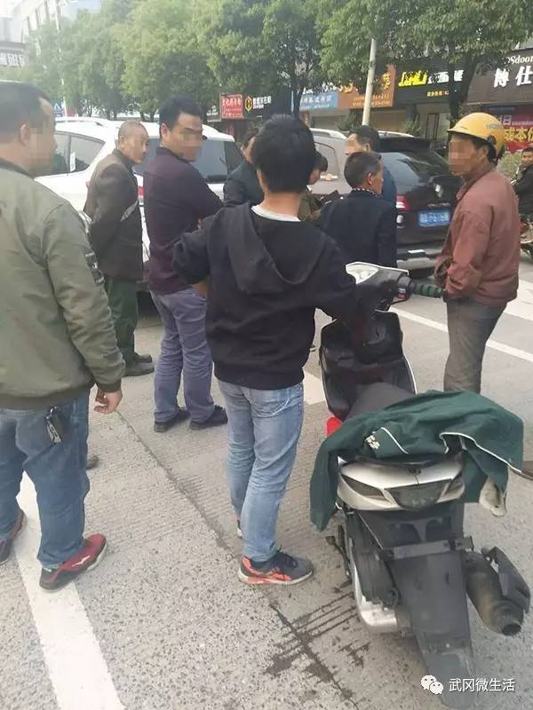 驚險(xiǎn)，武岡春園路車禍，車后輪往小孩腳上開過去了！