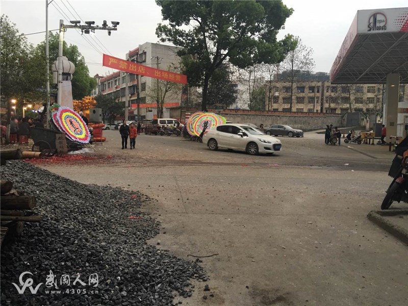 還有比這更牛逼的沒？武岡城區(qū)某加油站旁燃放鞭炮……
