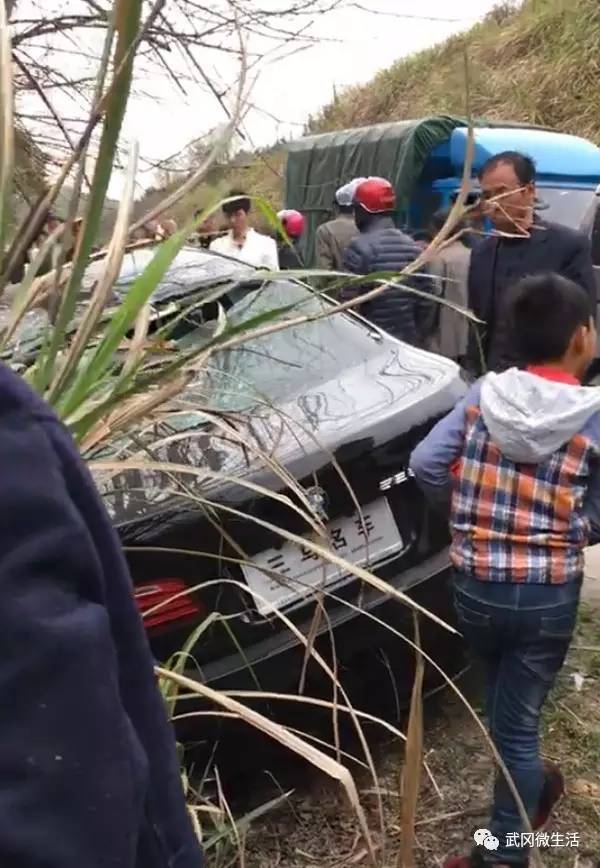 武岡一寶馬發(fā)生車禍，現(xiàn)場(chǎng)一片混亂！