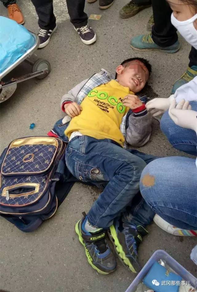 武岡一學(xué)生放學(xué)回家路上被撞，嚎哭不已！