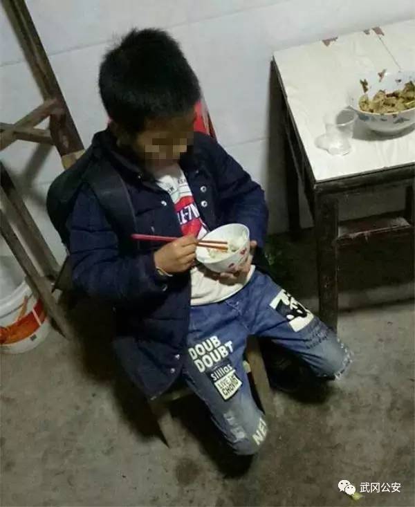 一個10多歲的小男孩，在武岡路邊哭泣，結(jié)果......