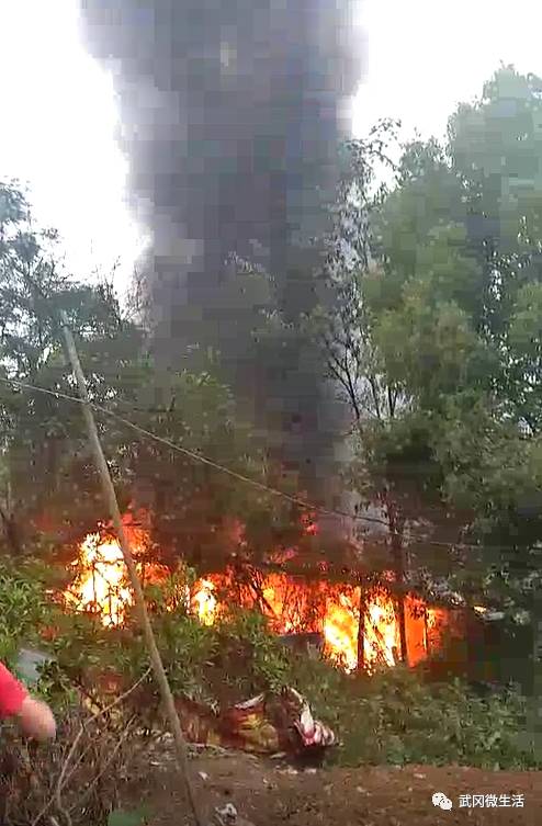 突發(fā)火災!武岡一民居起火，一棟房十分鐘燒完！