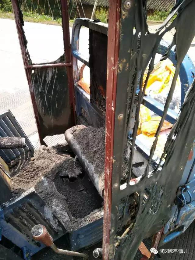 武岡一三輪車(chē)突自燃，路人車(chē)主驚慌滅火......