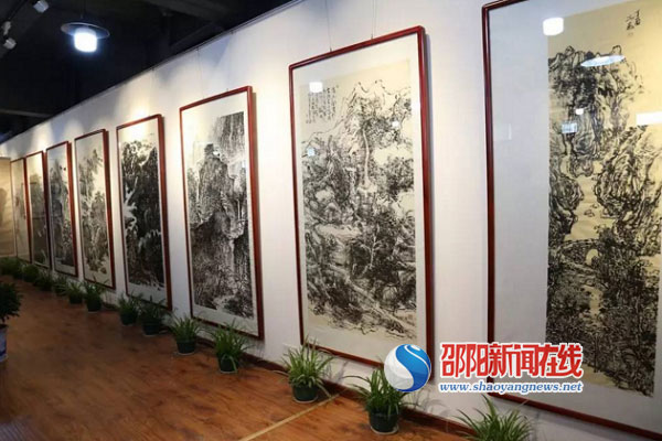 邵陽市首屆焦墨藝術(shù)展亮相 展現(xiàn)邵陽奇秀山水
