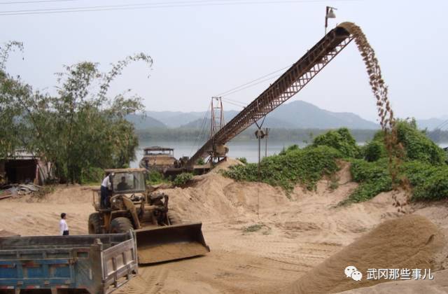 武冈网友给力，举报四家无证沙场，市监局领导随即...