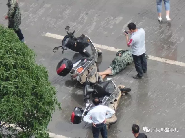 武岡這老人躺在地上一動(dòng)不動(dòng),原是逆向行駛引禍端!