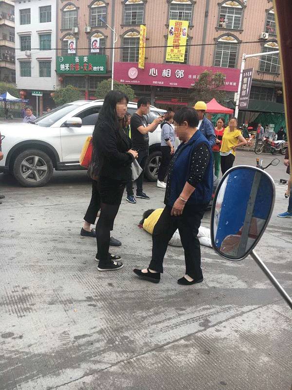 武岡一女子被撞倒在地，到底怎么回事？