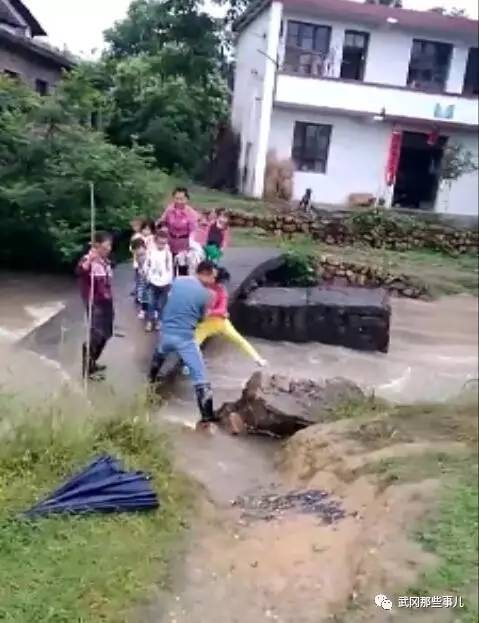 武岡這地方馬路被河水淹沒(méi)，小孩放學(xué)回家險(xiǎn)象環(huán)生！