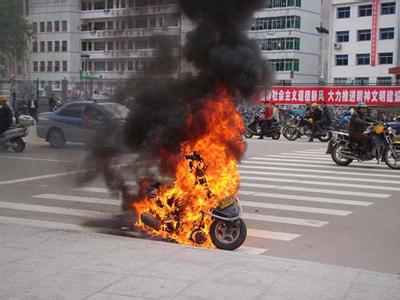 武岡一男一女駕駛摩托摔倒了！車著火了！