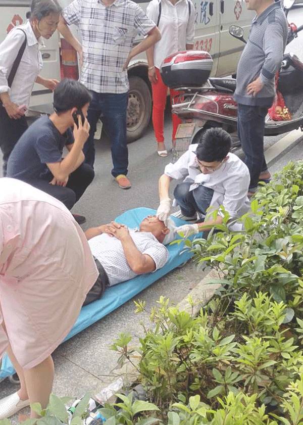 武岡大道一男子撞到綠化帶，頭撞上柱子！