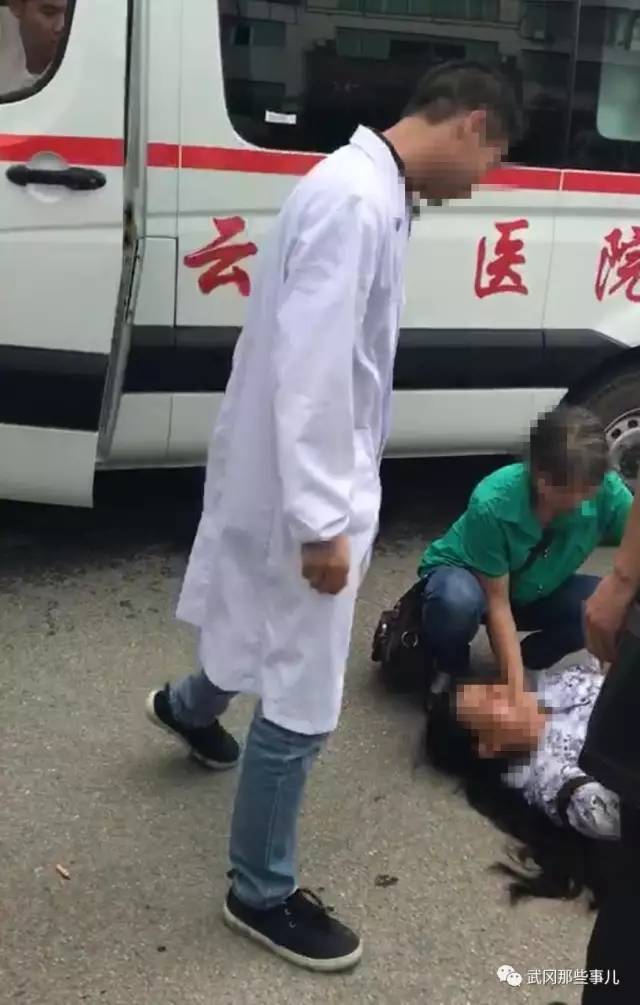大媽武岡街頭被撞后躺地不起不上救護(hù)車，只要車主賠償，結(jié)果...