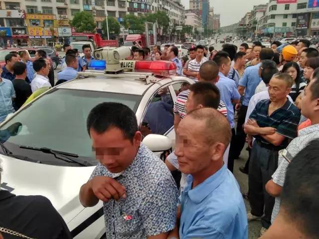 最新：邵陽這事轟動了！打架把小車都掀翻了...