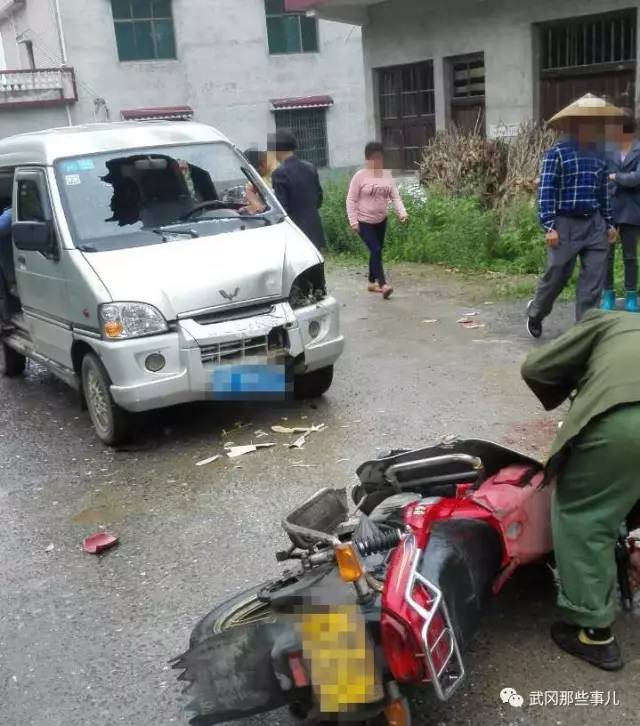 武岡一摩托車與面包車相撞，摩托司機撞爛擋風(fēng)玻璃飛了出去！
