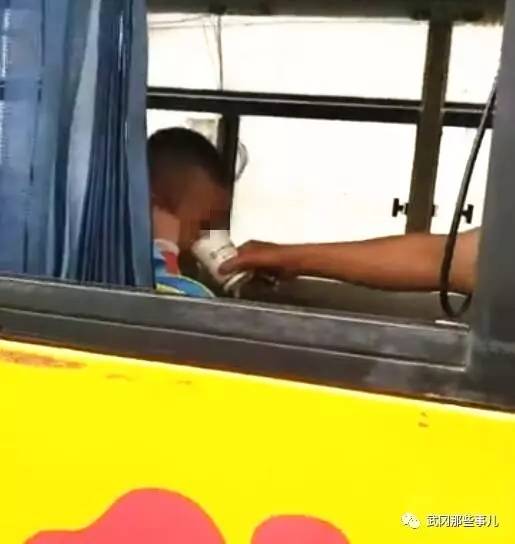 武岡男孩被老師遺忘在校車內(nèi)滿頭大汗差點(diǎn)出大事?!