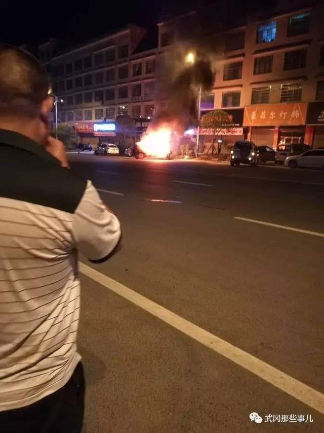 武岡一車輛深夜起火燒紅半邊天，不時(shí)傳來(lái)爆炸聲！竟是因?yàn)?..
