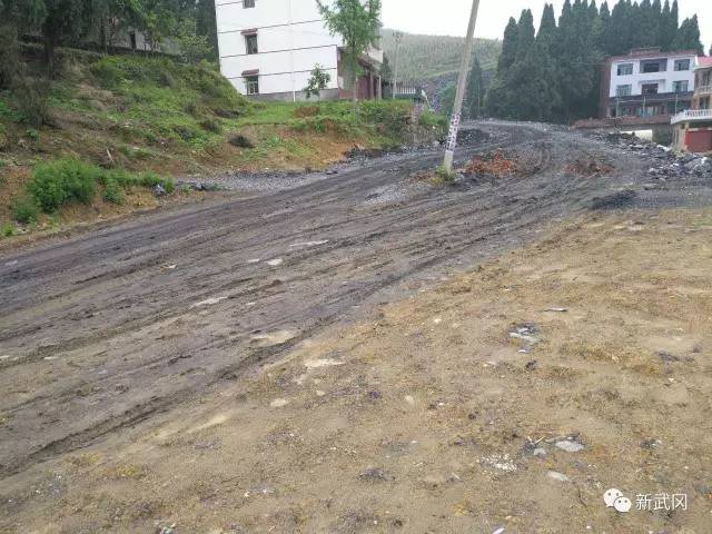 武岡這條泥巴路終于要修建成水泥路！工人熱火朝天建設(shè)...