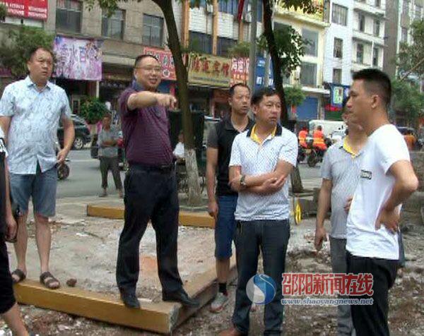 武岡市拆除臨時(shí)建筑改建公共停車場(chǎng)