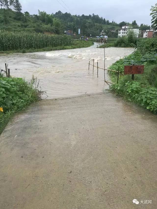 武岡頭堂鄉(xiāng)村公路成了江河,驚濤駭浪!地母庵村民出不了門..