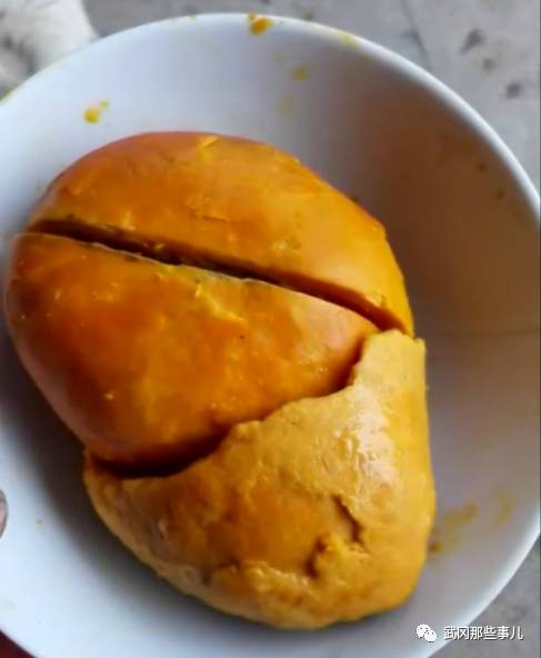 武冈农户杀鸡得1斤多重上等鸡宝！有可能卖个大价钱...