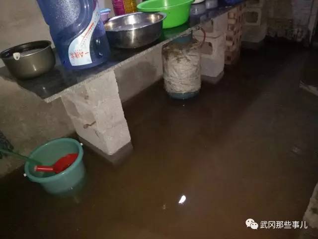 武岡一村民家中因連下大雨被淹成這個(gè)樣子，你見過(guò)么？
