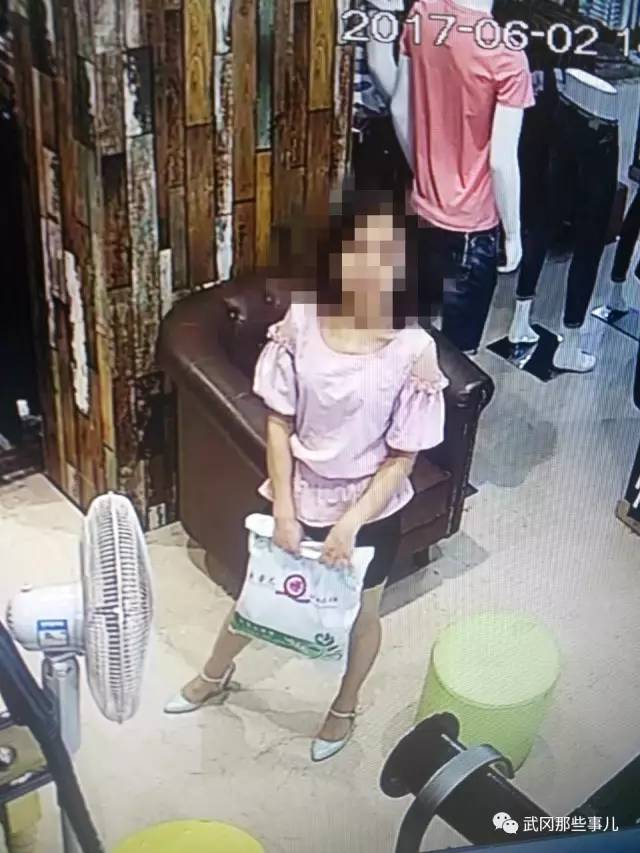 武岡一女子竟在監(jiān)控底下偷走衣服店T恤，店主稱不能放過小偷！