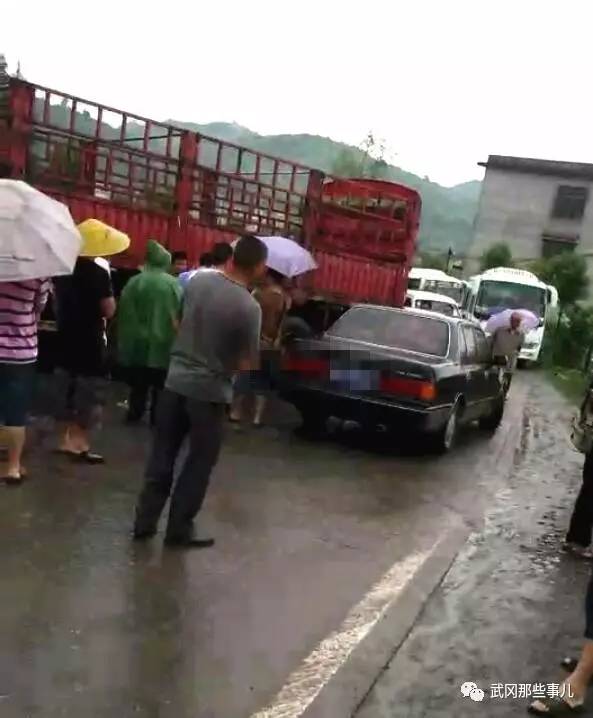 武岡一貨車與小車大路相撞，小車車頭幾近粉碎！